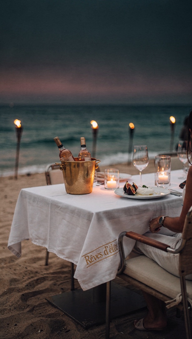 Pampelonne au crépuscule, table dressée